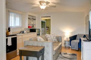 Dapur atau dapur kecil di Seascapes Cottage 1-Bed by the Sea w fireplace +22 gambar