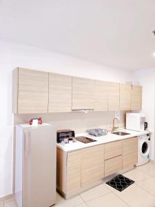 una cucina con frigorifero bianco e forno a microonde di I-City I-Suite 2 Room Free Wifi BASRI PROPERTI a Shah Alam
