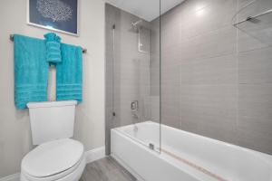 Koupelna v ubytování Luxury - 2BR 2BA - Balcony - Right Across From the Beach