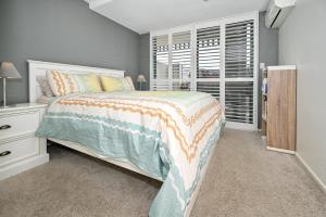 Postel nebo postele na pokoji v ubytování Maroochydore Stylish Luxury - Pool / Beach ZD9 + 16 fotografií