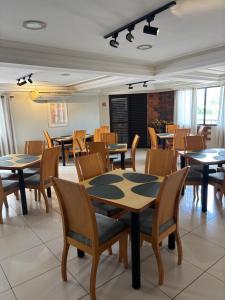 a dining room with tables and chairs at Gran Roza Hotel in Patos de Minas