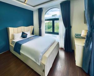Postel nebo postele na pokoji v ubytování Anh Quan Khoi Hotel