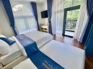 Postel nebo postele na pokoji v ubytování Anh Quan Khoi Hotel + 17 fotografií