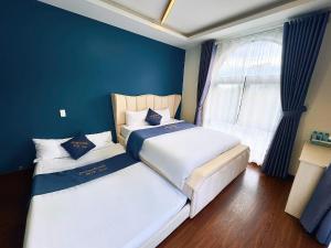Postel nebo postele na pokoji v ubytování Anh Quan Khoi Hotel