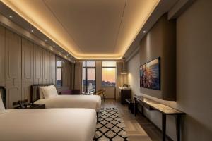 Postel nebo postele na pokoji v ubytování Xiamen Lujiang Harbourview Hotel