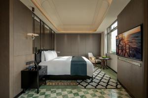 Postel nebo postele na pokoji v ubytování Xiamen Lujiang Harbourview Hotel