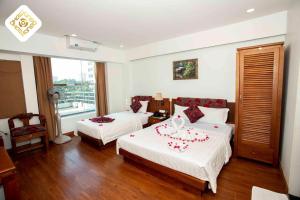 Postel nebo postele na pokoji v ubytování Hoa Hồng Hotel 2 - Xã Đàn + 37 fotografií