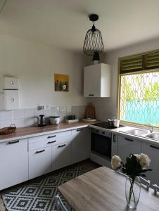 Kuchyň nebo kuchyňský kout v ubytování Villa dix blue