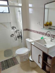 ein Badezimmer mit Toilette, Dusche und Waschbecken in der Unterkunft Apto 2 quartos em Imbituba Santa Catarina in Imbituba + 5 Fotos