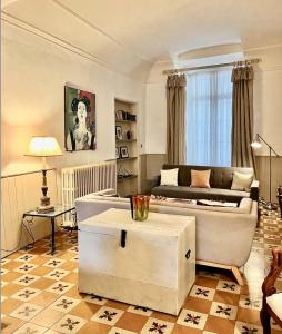 ein Wohnzimmer mit Sofa und Tisch in der Unterkunft Elegant Town house-sleeps 14 in Saint-Hippolyte-du-Fort