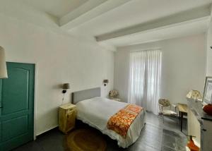 ein Schlafzimmer mit einem Bett und einer grünen Tür in der Unterkunft Elegant Town house-sleeps 14 in Saint-Hippolyte-du-Fort