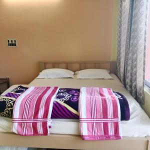 Postel nebo postele na pokoji v ubytování Kanchenjunga view Room No A 203