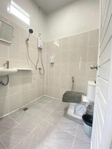 a bathroom with a shower and a toilet at บ้านพรธรณีรีสอร์ทเขาใหญ่บ้านสไตล์นอร์ดิก-Baan Ponthoranee Resort Khao Yai in Ban Khlong Yang