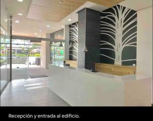 una hall con bancone reception in un edificio di Lujoso apartamento con aire acondicionado en calle 60 Ibagué Tolima a Ibagué Altre 23 foto