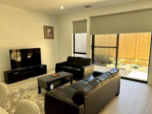 Ruang duduk di Double Storey, Brand New House