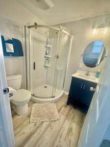 Un baño de Londontowne Hideaway 7 fotos más