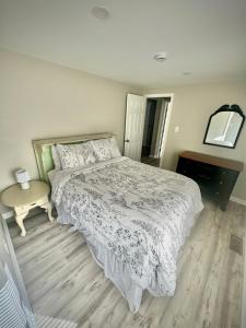 Cama o camas de una habitación en Londontowne Hideaway