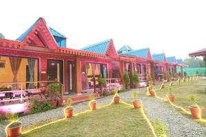 Eine Häuserreihe mit Topfpflanzen im Hof in der Unterkunft Sol Glow Resort in Bhowāli