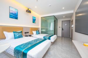 سرير أو أسرّة في غرفة في Zhuhai Xiangzhou Yijing Express Hotel