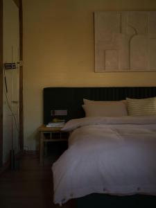 Postel nebo postele na pokoji v ubytování Yunzhu Healing Boutique B&B