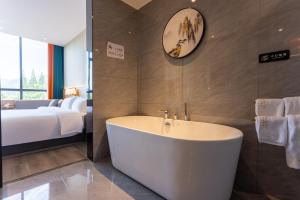 Voodi või voodid majutusasutuse Dujiangyan Yuandong Yaju Hotel toas