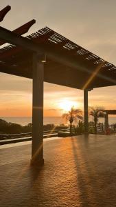 Solopgangen eller solnedgangen set fra lejligheden