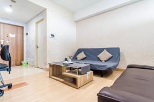 Ruang duduk di CGK Airport Summer Grand Studio Family Ensuite