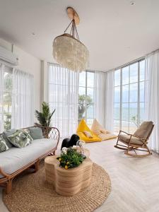 Posezení v ubytování Coastal Calm Beachfront PoolVilla