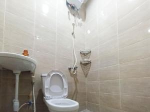 a bathroom with a toilet and a sink at De Corner 2 Madiun RedPartner in Madiun +45 photos