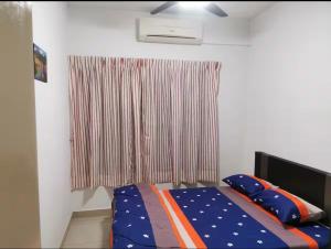 een slaapkamer met een bed en een raam bij Connaught Avenue in Kuala Lumpur +16 foto's