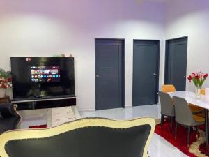 TV a/nebo společenská místnost v ubytování Homestay Darul Bestari Cemerlang + 13 fotografií