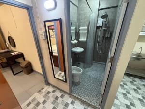 Koupelna v ubytování Achcha hotel - itsaraphap MRT station - Wat Arun