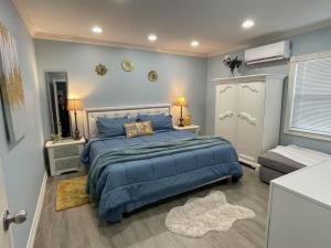 Un dormitorio con una cama azul en una habitación. en New decorated Guest Suite unit C close to Katy Mills, en Katy