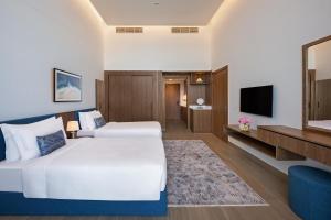 TV a/nebo společenská místnost v ubytování Beach Bay Hotel Mirfa