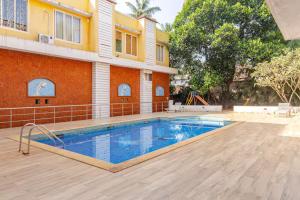 een zwembad voor een huis bij Kamisama Boutique Stay in Vagator
