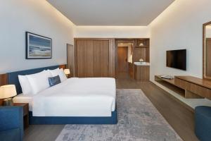 TV a/nebo společenská místnost v ubytování Beach Bay Hotel Mirfa