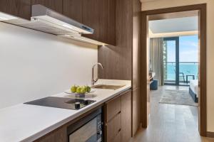 Kuchyň nebo kuchyňský kout v ubytování Beach Bay Hotel Mirfa
