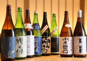 大阪市にあるホテルビナリオ梅田の一杯のワインがテーブルに置かれている