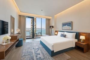 Postel nebo postele na pokoji v ubytování Beach Bay Hotel Mirfa