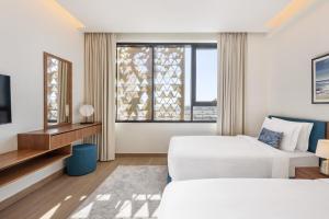 Postel nebo postele na pokoji v ubytování Beach Bay Hotel Mirfa