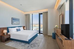 TV a/nebo společenská místnost v ubytování Beach Bay Hotel Mirfa