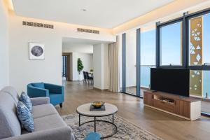 TV a/nebo společenská místnost v ubytování Beach Bay Hotel Mirfa