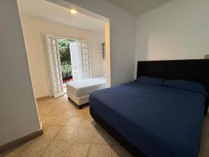 Rúm í herbergi á La Casita Del Viajero