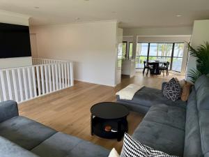Χώρος καθιστικού στο Large Lake House on Lake Macquarie