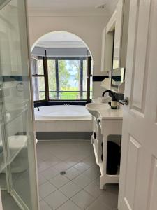 Ένα μπάνιο στο Large Lake House on Lake Macquarie +41 φωτογραφίες