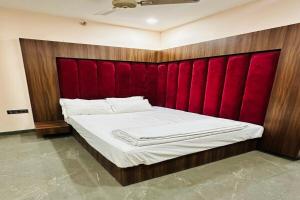 Ένα ή περισσότερα κρεβάτια σε δωμάτιο στο New Garden Inn Hotel +4 φωτογραφίες