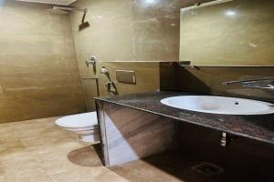 Ένα μπάνιο στο New Garden Inn Hotel