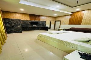 Ένα ή περισσότερα κρεβάτια σε δωμάτιο στο New Garden Inn Hotel