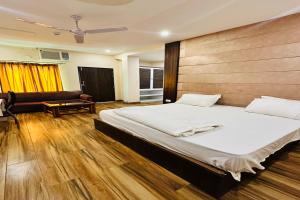 Ένα ή περισσότερα κρεβάτια σε δωμάτιο στο New Garden Inn Hotel