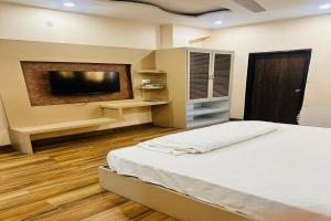 Ένα ή περισσότερα κρεβάτια σε δωμάτιο στο New Garden Inn Hotel